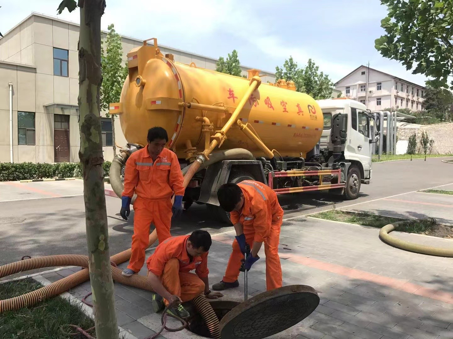 集贤管道疏通车停在窨井附近