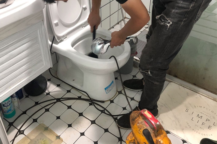 集贤马桶堵塞自己疏通还是找师傅?专业上门服务让你省时更省心